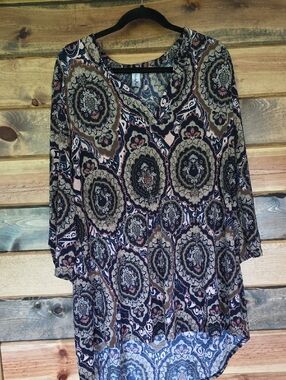 V-Neck Medallion Print Tunic Top in Navy and Tan